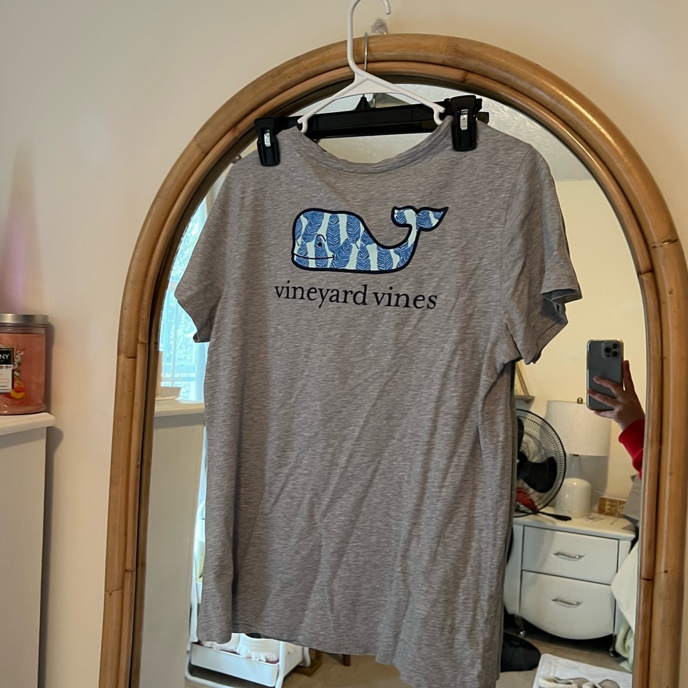 Vineyard vines blue design top
